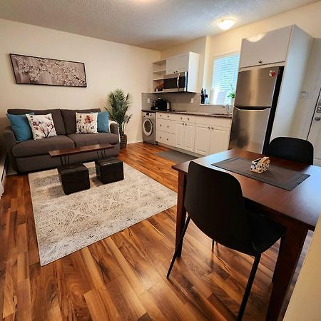 Adorable 1- Bedroom Suite In Langford Victoria Kültér fotó