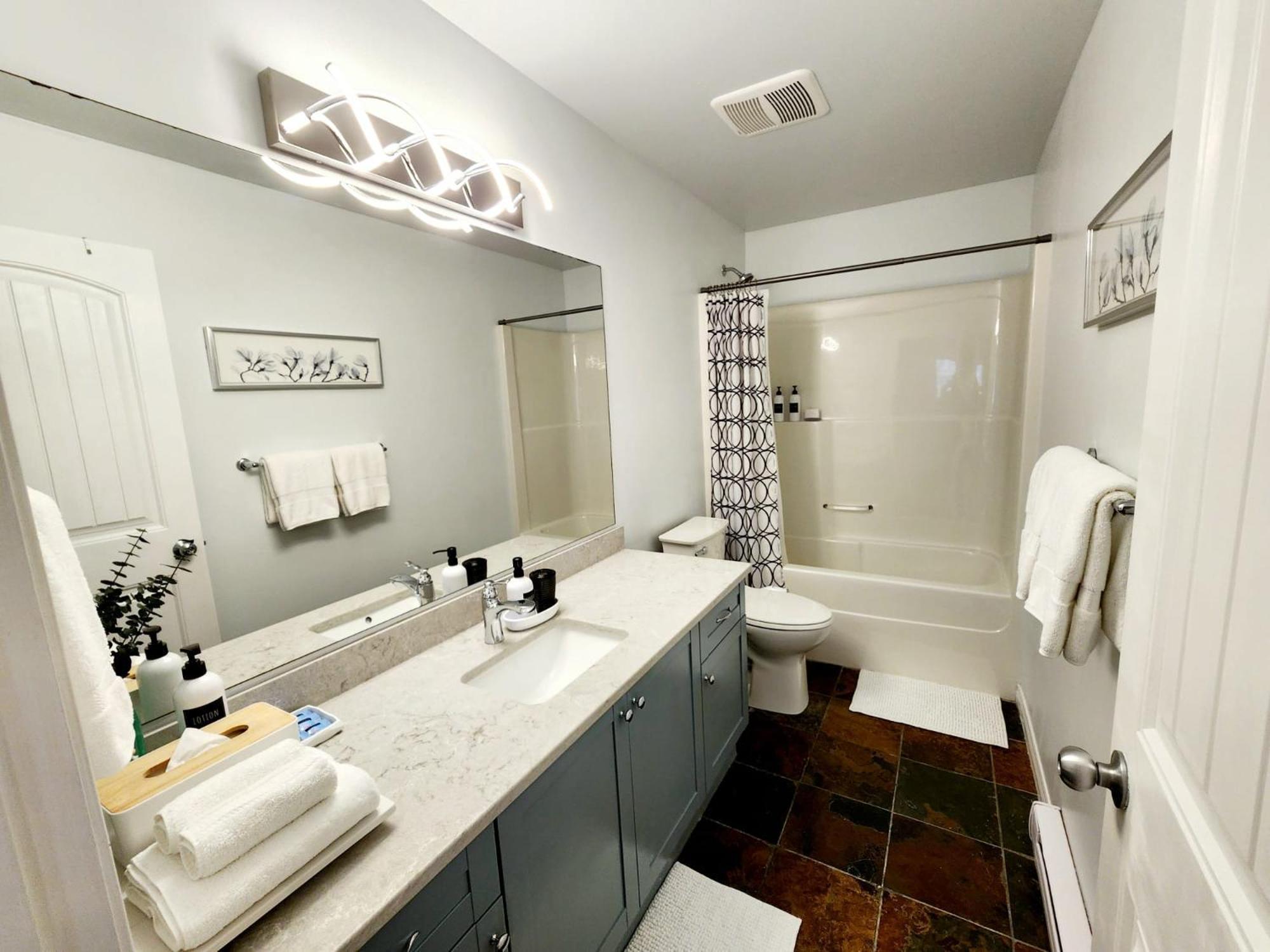 Adorable 1- Bedroom Suite In Langford Victoria Kültér fotó