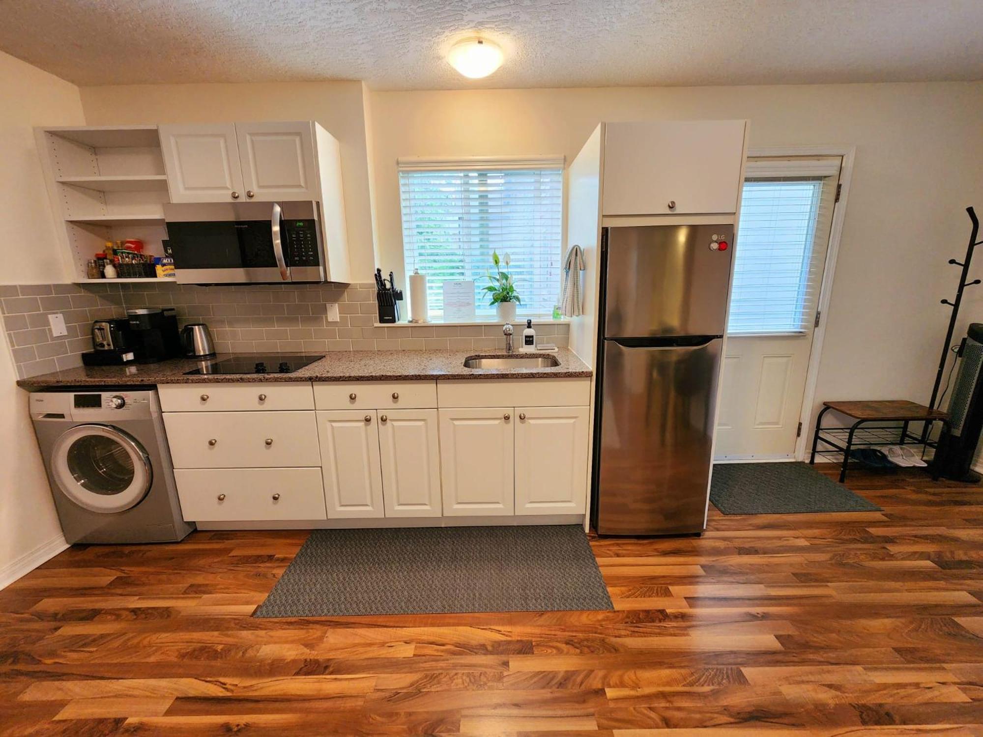 Adorable 1- Bedroom Suite In Langford Victoria Kültér fotó