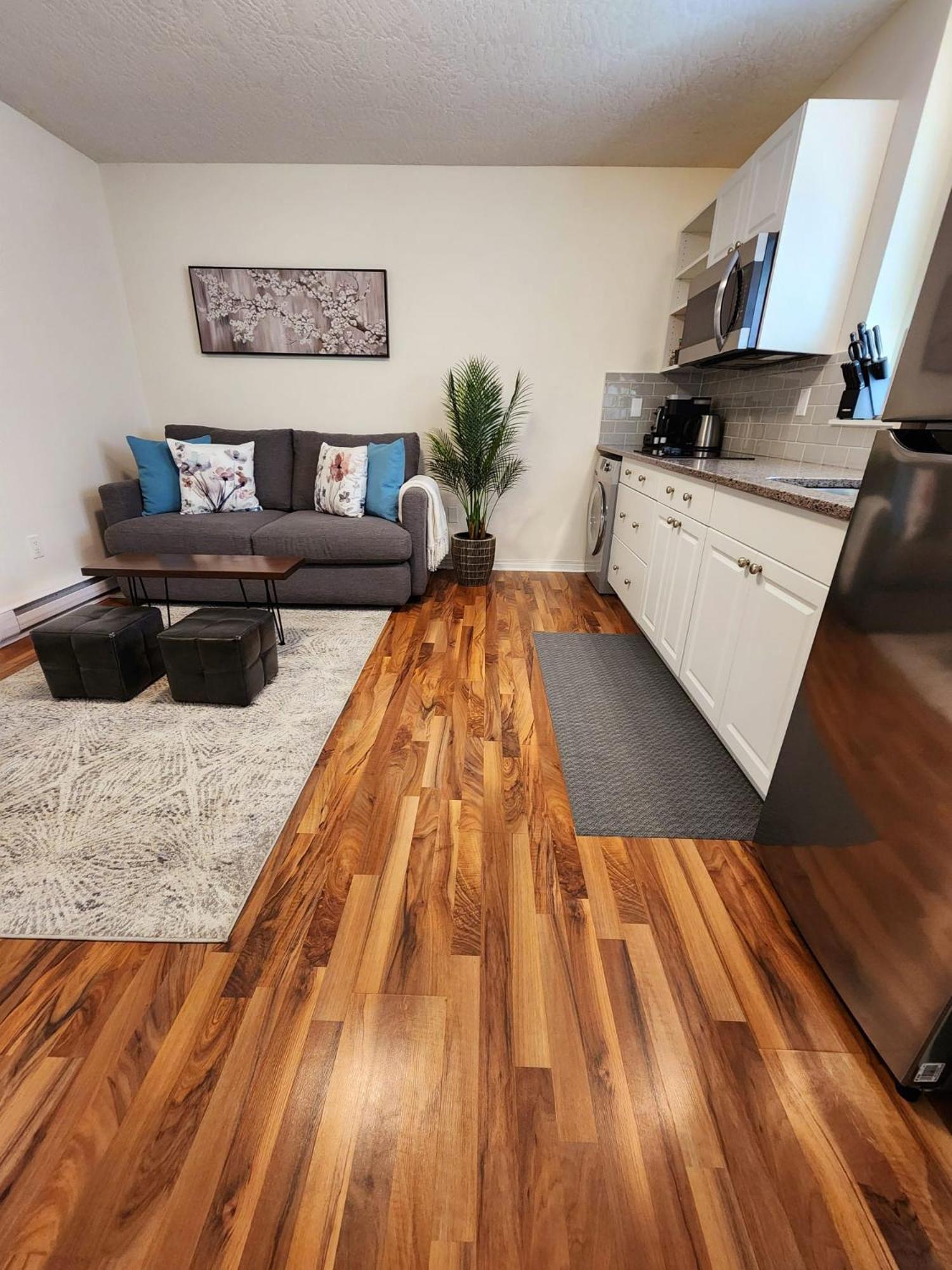 Adorable 1- Bedroom Suite In Langford Victoria Kültér fotó