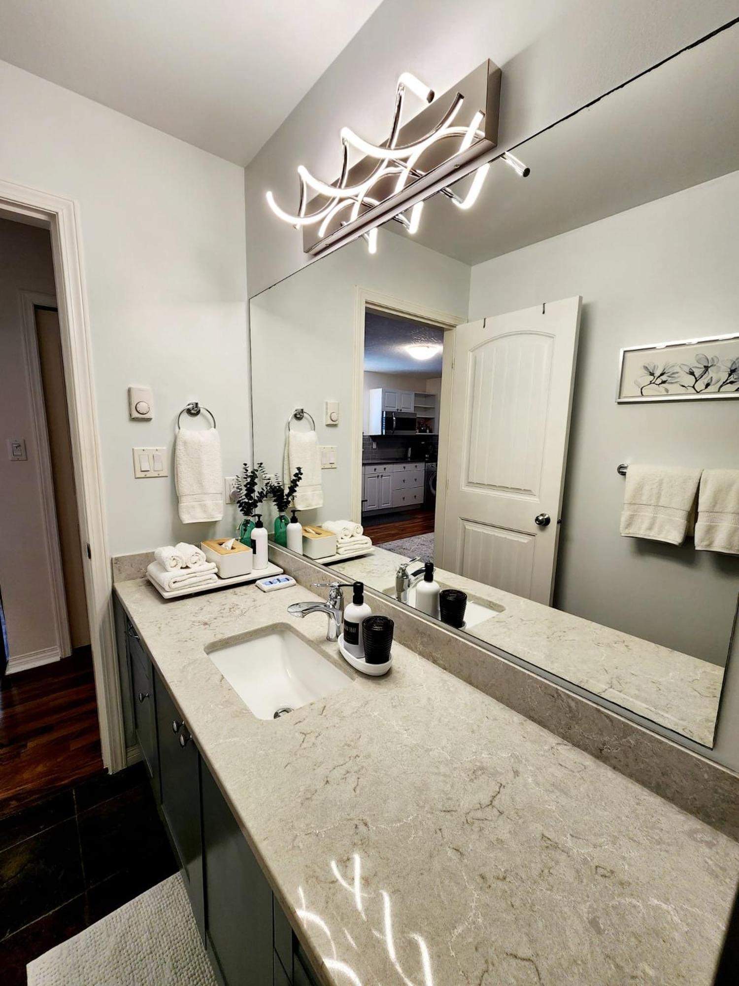 Adorable 1- Bedroom Suite In Langford Victoria Kültér fotó